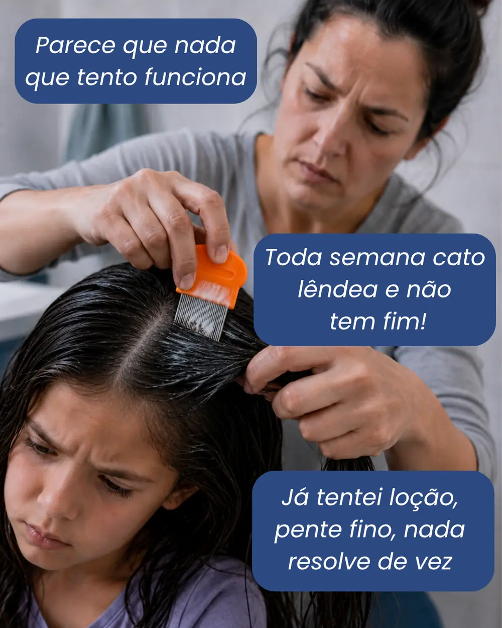 Mãos separando uma mecha de cabelo com pente fino sob a luz do banheiro